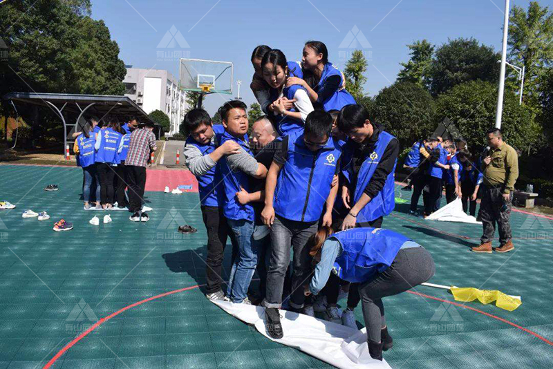 广州特色团建新玩法：夏日过山车释放团队创造力